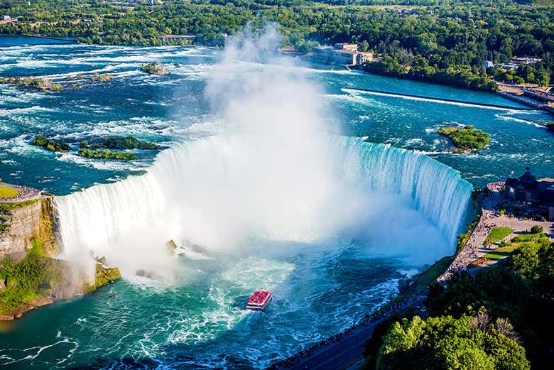 Bateau dans les rapides des chutes 