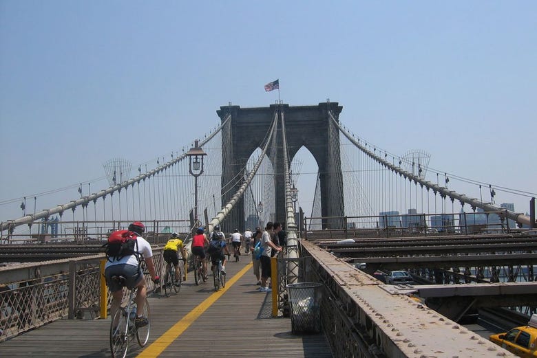 En traversant le Pont de Brooklyn à vélo