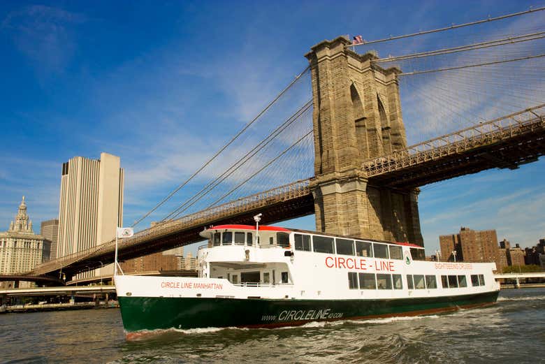 Le bateau sous le pont de Brooklyn