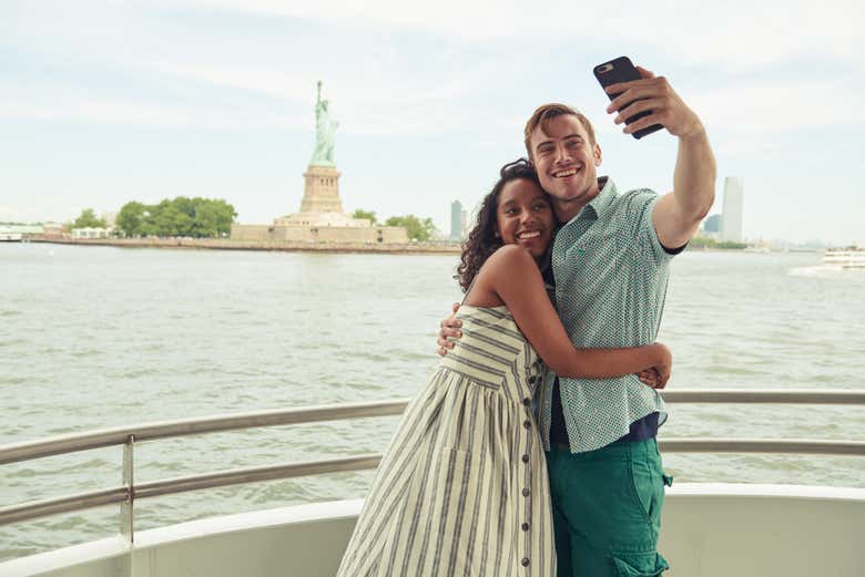 Couple profitant de la balade en bateau