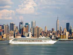 Bateau de croisière longeant la côte de Manhattan